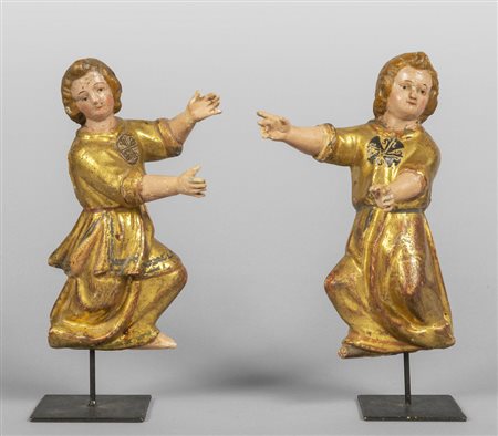 Coppia di angioletti in legno intagliato e 