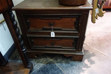 Comodino in stile a due cassetti in noce<br>cm. 