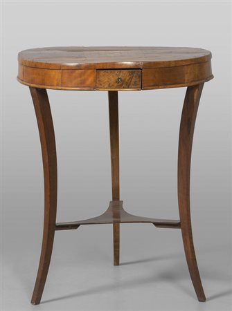 # Tavolino Direttorio lastronato e intarsiato con 