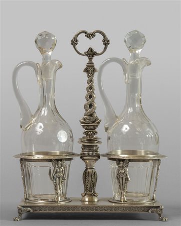 # Oliera in argento sbalzato in stile 