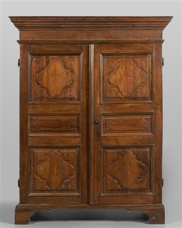 # Armadio Luigi XIV in noce a due ante scolpite, 