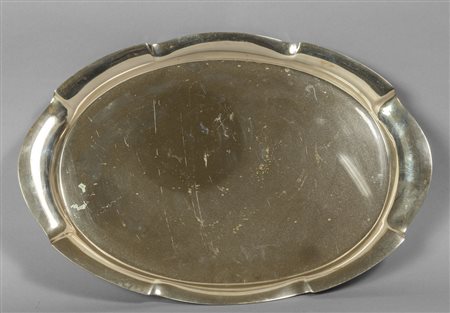 Vassoio ovale in argento con bordo 