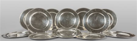 Dodici sottopiatti in argento<br>diam.cm.30, 