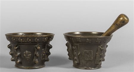 Due mortai in bronzo brunito, uno con pestello, 