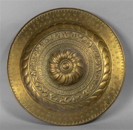 Grande elemosiniere in rame dorato sbalzato al 