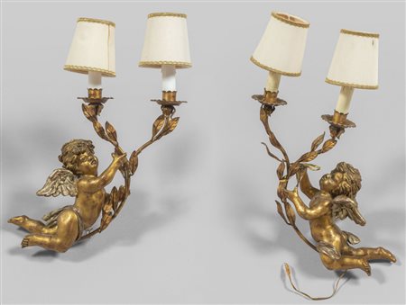 Coppia di puttini portaluce in legno laccato, 