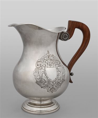 Grande brocca in argento con manico in legno, 