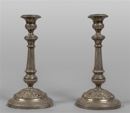 Coppia di candelieri Carlo X in argento, inizi 
