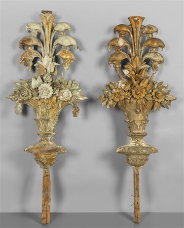 Coppia di grandi fregi in legno intagliato, 