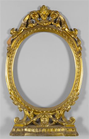 Cornice ovale in legno intagliato e dorato, inizi 