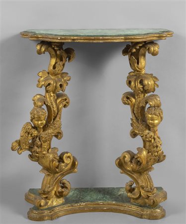 # Piccola console in legno intagliato, dorato e 