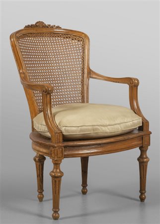 Poltrona in noce con cannè, cimasa scolpita con 