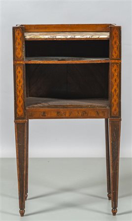 # Comodino Luigi XVI a giorno da centro 