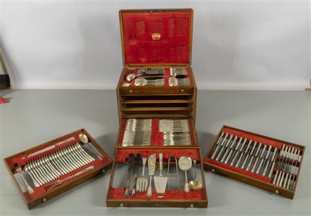 # Servizio di posate in argento sbalzato nella 