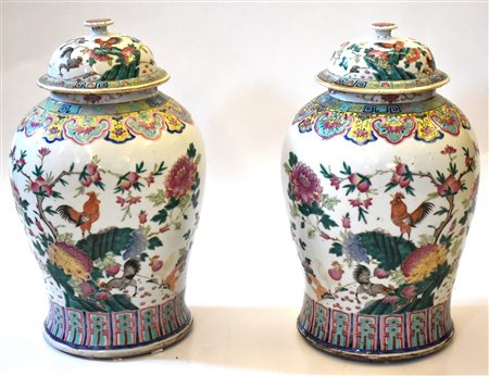 Cina coppia di vasi in porcellana<br>cm.x h. 44