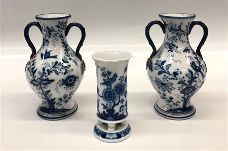 3 oggetti in porcellana bianca e blu