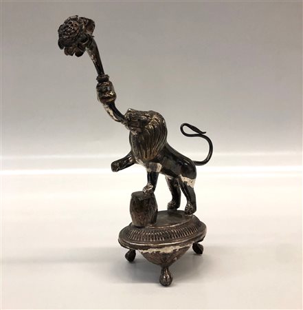 oggetto orientale in argento con leone 