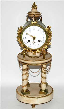 pendola in marmo bianco base rotonda con colonne 