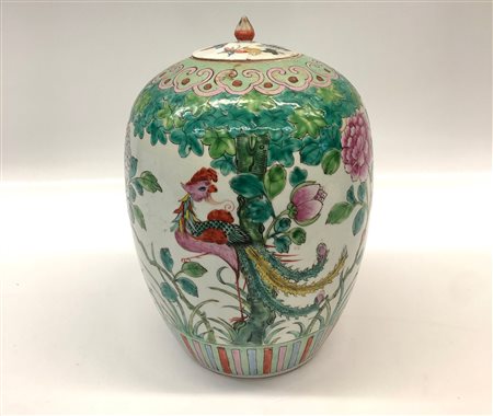 Cina vaso con coperchio decorato con motivi 