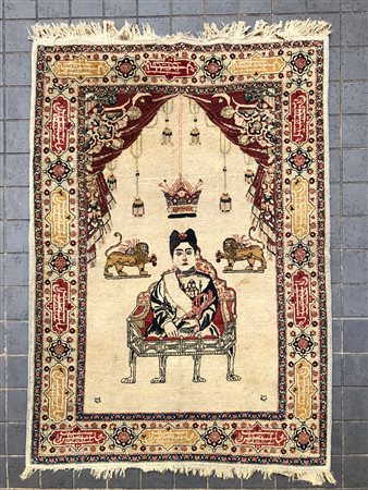 antico tappeto persiano con personaggio<br>cm. 