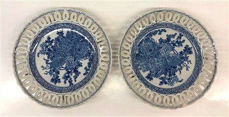 Cina coppia di piatti bianchi e blu con bordo 