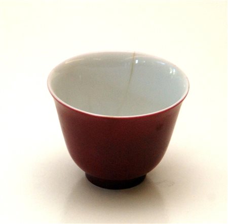 Cina tazzina in porcellana bianca e viola 