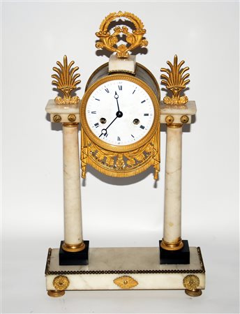 pendola in marmo bianco con 2 colonne e bronzi 