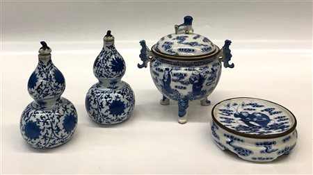 Cina 4 oggetti in porcellana bianca e blu