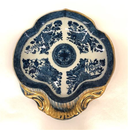 Cina piatto a guisa di conchiglia in porcellana 