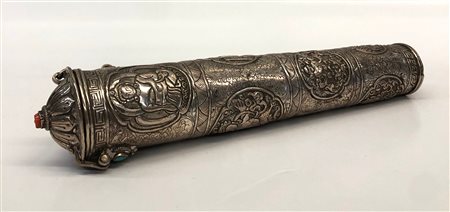 Tibet, portadocumenti in argento cesellato con 