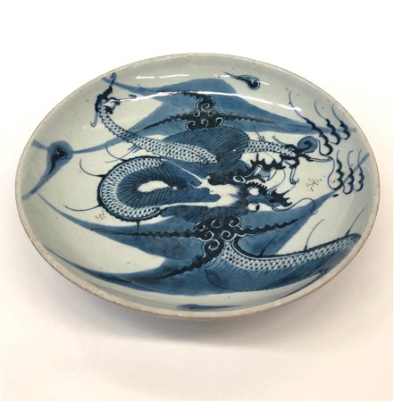 Cina piatto in porcellana bianca e blu, decorato 