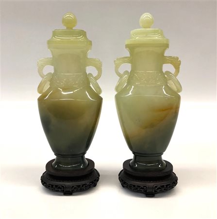 Cina coppia di vasi in pietra verde<br>cm.x h. 