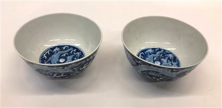 Cina coppia di ciotole bianche e blu decorate con 