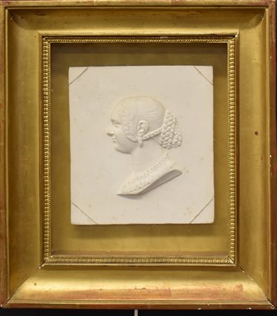 profilo in gesso entro cornice dorata 