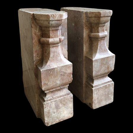 Coppia di basi in marmo rosa venato<br>cm h53
