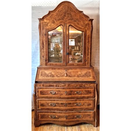 trumeau in noce intarsiato a motivi geometrici 