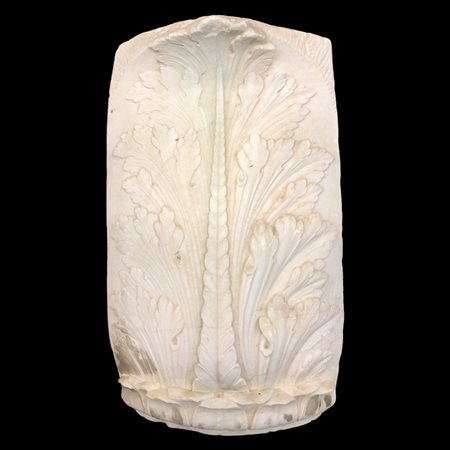 placca in marmo scolpita a guisa di foglia di 