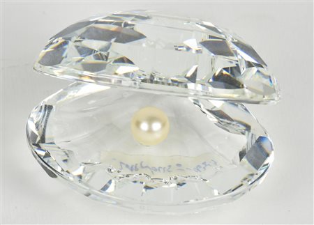 SOPRAMMOBILE IN CRISTALLO modellato a conchiglia aperta con perla all'interno...