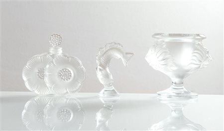 René Lalique (Ay 1860 – Parigi 1945), Lotto di tre oggetti in vetro trasparente e satinato, Francia, fine del XX secolo.