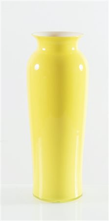 Barovier e Toso, Vaso cilindrico in vetro incamiciato giallo, Murano, Anni ‘70.