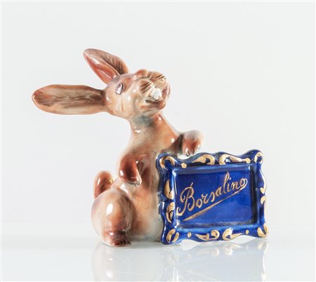 Manifattura M.G.A., Piccola scultura pubblicitaria a forma di Coniglio con targa “Borsalino”, Albissola, Anni ‘50.