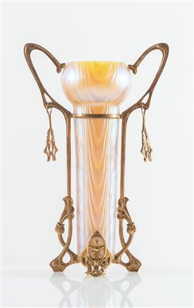 Vaso in vetro iridescente, Austria, inizi del XX secolo.