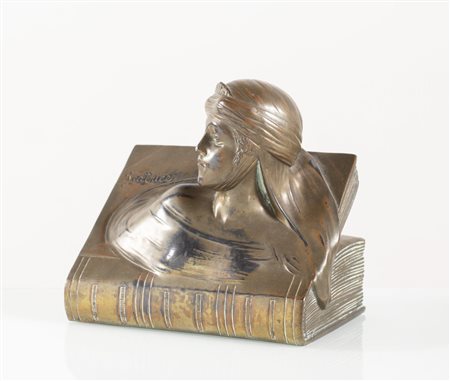 Fermacarte in metallo patinato di gusto Liberty, XX secolo.