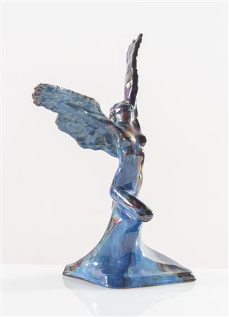 Riccardo Gatti (Faenza 1886 – 1972), Scultura in ceramica raffigurante “Vittoria Alata”, 1945.