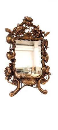 Specchio da tavolo con cornice Liberty in fusione di ottone decorato con fiori