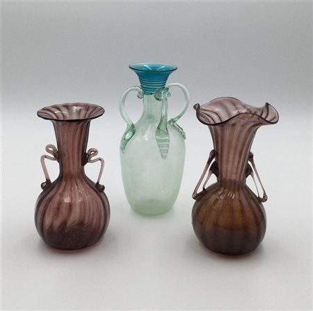 Manifattura di Murano
Lotto di due vasetti biansati e costolati in vetro soffia