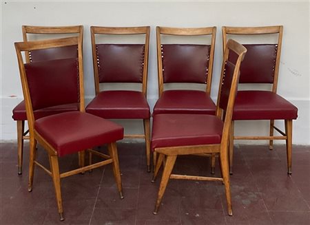 Sei sedie con struttura in legno chiaro, piedini anteriori in ottone, seduta e
