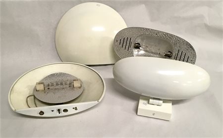 Lotto composto da cinque lampade da parete e una lampada a morsetto di epoche,