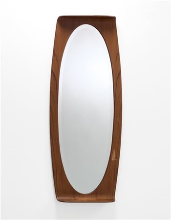 Specchio da parete ovale con cornice in legno. Italia, seconda metà secolo XX.