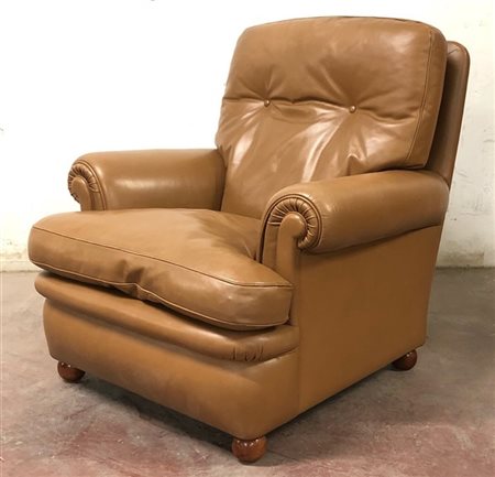 Poltrona Frau Poltrona. Torino, secolo XX. Rivestimento in pelle marrone; piedin